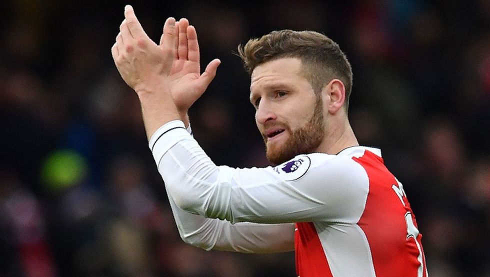 Mbrojtësi shqiptar ka befasuar të gjithë që nga kalimi i tij në Emirates nga Valencia gjatë verës. Partnershipi në qendër të mbrojtjes me Laurent Koscielnyn ka qenë fantastik dhe ylli i Përfaqësueses së Gjermanisë shikohet si çelësi që ekipi i Arsene Wenger të arrijë deri të titulli. Mustafi ka treguar se është po ashtu një zgjedhje afatgjate, por me mungesën e Antonio Valencias te United dhe Hector Bellerin te Arsenali, në formacionin e kombinuar Shkodrani renditet në pozicionin e mbrojtësit të djathtë, pozitë në të cilën ka luajtur disa herë gjatë aventurës së tij në Spanjë.