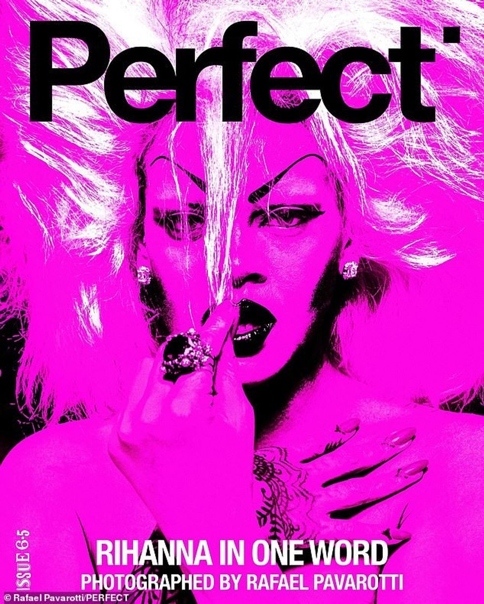 Mbulesa e tretë e tregonte atë duke mbajtur një fije floku përpara fytyrës së saj