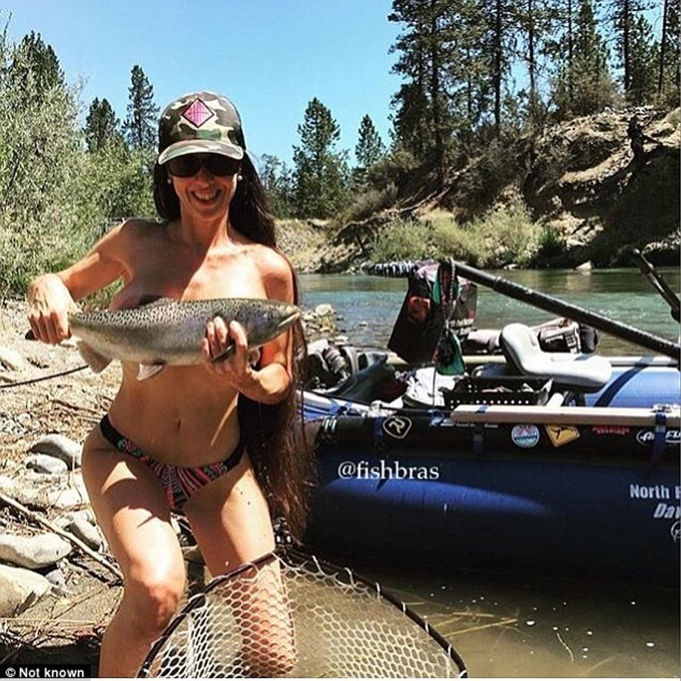 Mbulimi i gjoksit me peshq eshte trendi i fundit i selfive ne Instagram foto 10