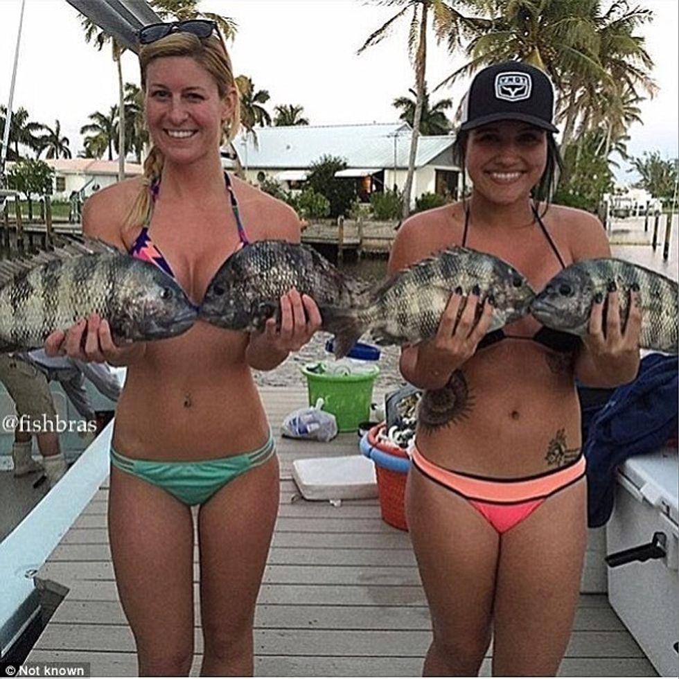 Mbulimi i gjoksit me peshq eshte trendi i fundit i selfive ne Instagram foto 13