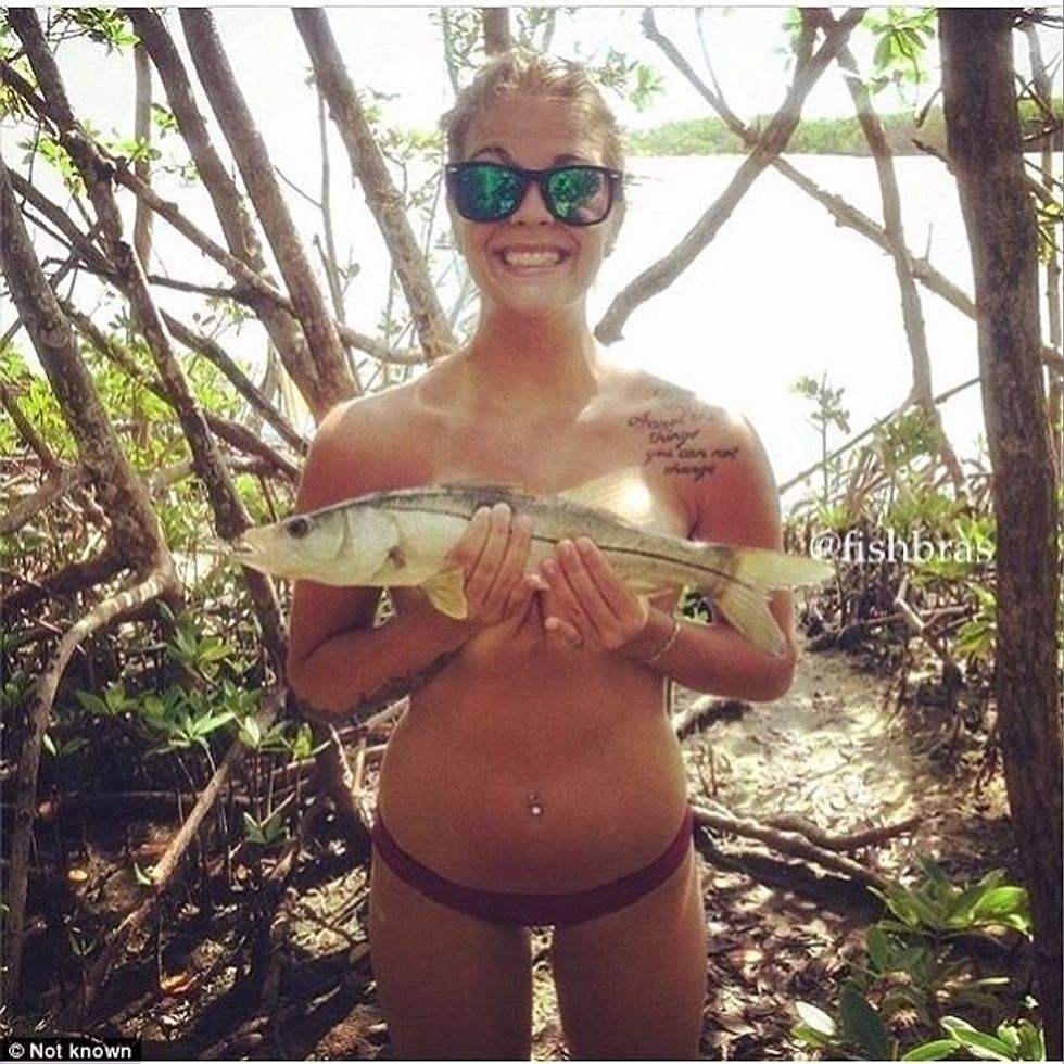 Mbulimi i gjoksit me peshq eshte trendi i fundit i selfive ne Instagram foto 6