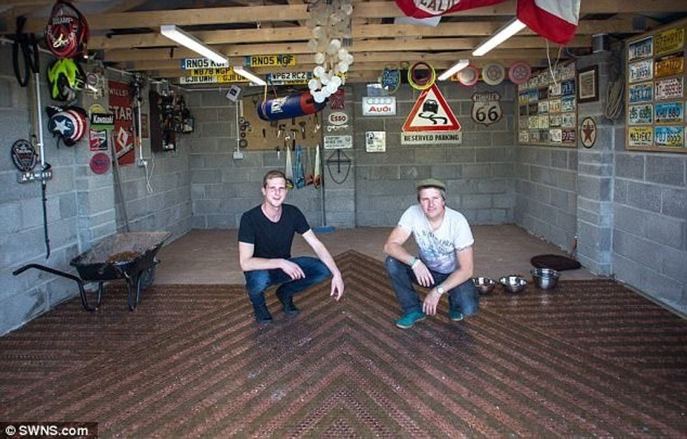 Mbuluan dyshemenë me afro 40 mijë monedha te zbardhura ne pijen e gazuar foto 2