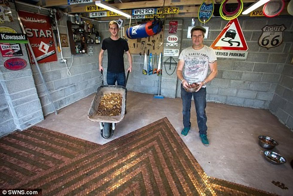 Mbuluan dyshemenë me afro 40 mijë monedha te zbardhura ne pijen e gazuar foto 3