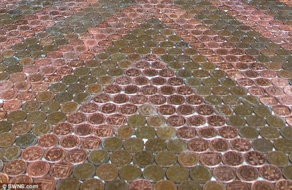 Mbuluan dyshemenë me afro 40 mijë monedha te zbardhura ne pijen e gazuar foto 4