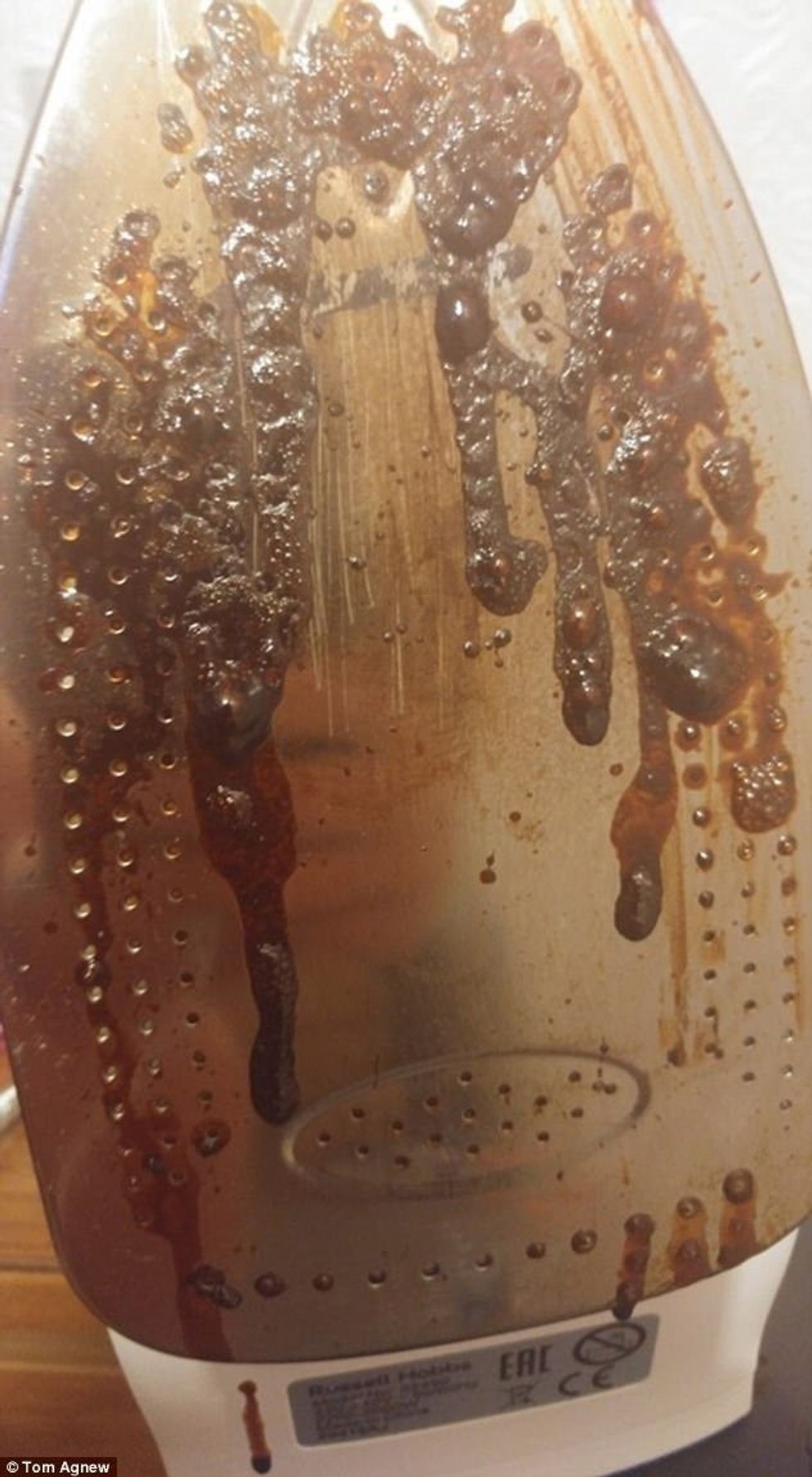 Mbushi hekurin e hekurosjes me ujë aromatik që rrobat të marrin aromë të mirë foto 2