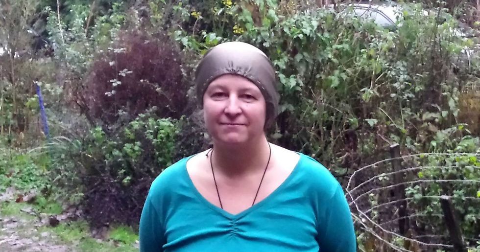 Mbyllet në shtëpi me kokë të mbuluar shkaku i alergjise ne Wifi dhe sinjale telefonike foto 2