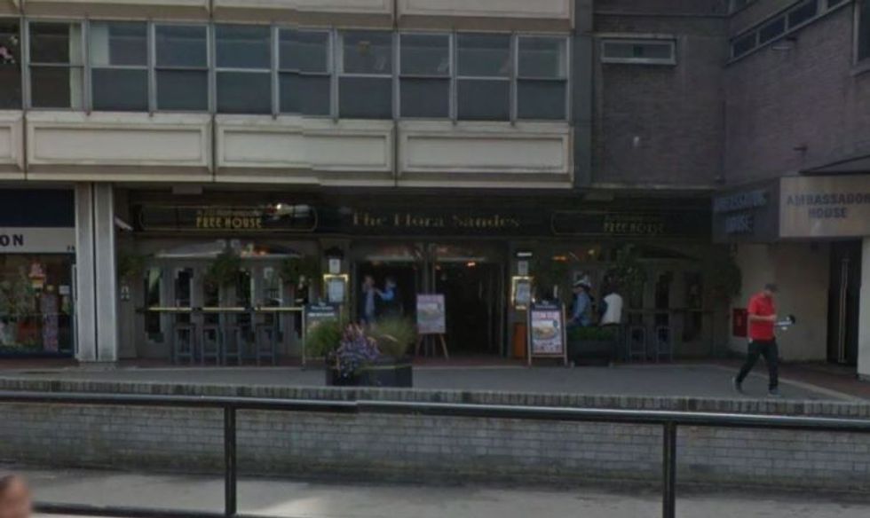 Mbyllet në tualetin e restorantit del pasi te kete shkuar stafi per te vjedhur sandviçë dhe birra foto 2