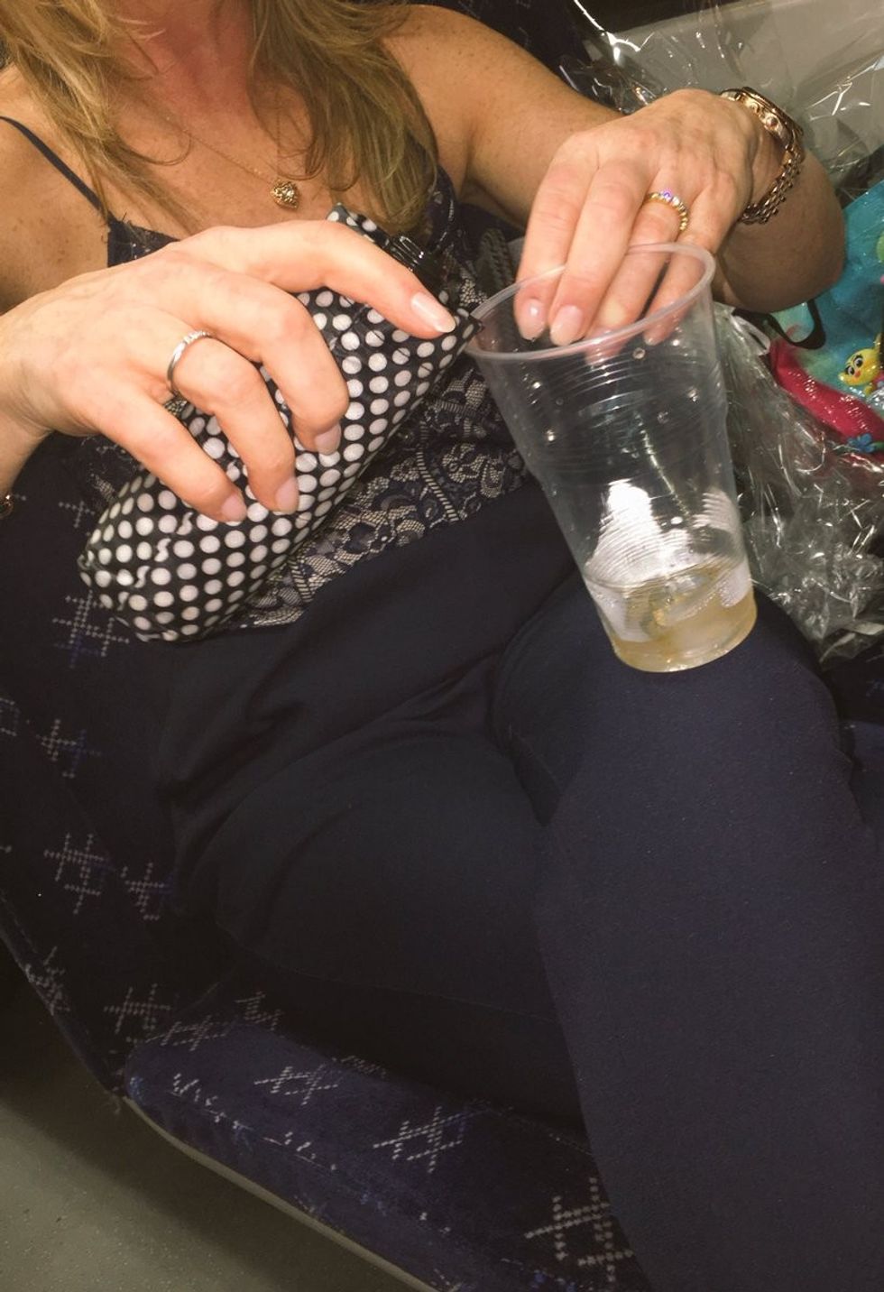 Me anë të pajisjes që duket si çadër mund te futet alkool edhe ne vende te ndaluara foto 2