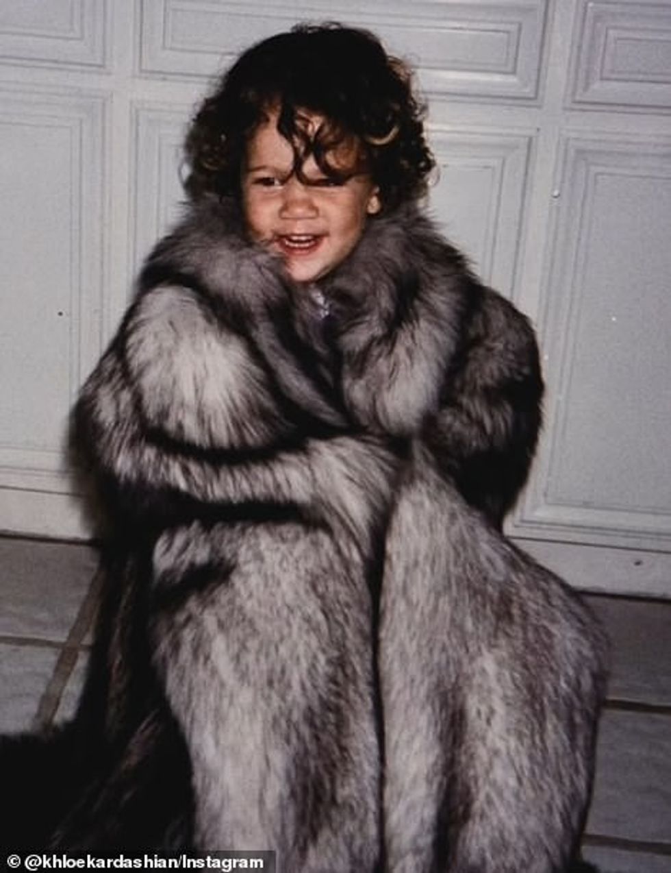 Me një pallto leshi në një kuzhinë