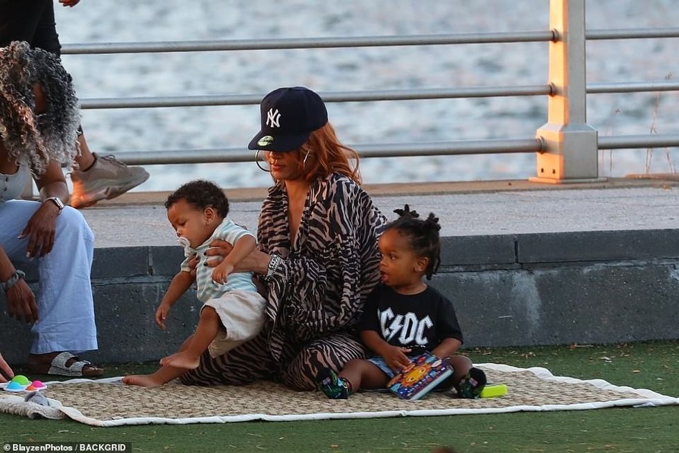 Me një veshje elegante me printe zebra, stilistja e Fenty u shoqërua me fëmijët e saj të adhurueshëm në një sfond mahnitës të perëndimit të diellit