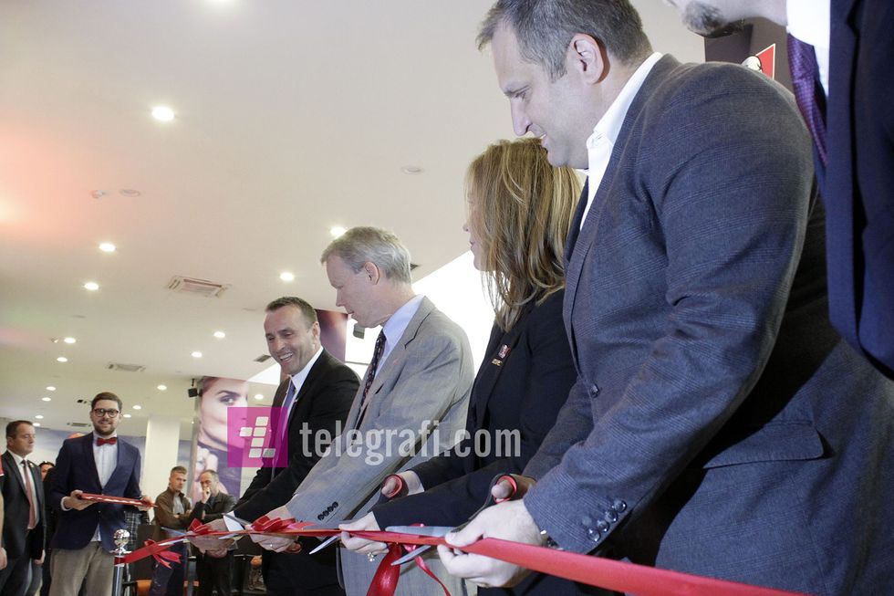 me rastin e hapjes se restaurantit te KFC-se ne Kosove - foto Ridvan Slivova (19)