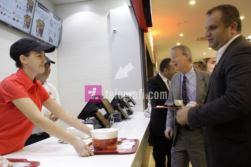me rastin e hapjes se restaurantit te KFC-se ne Kosove - foto Ridvan Slivova (22)