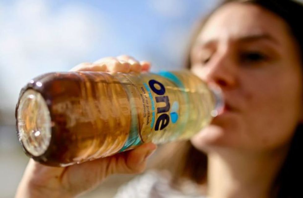 Me shishe që duken se kanë brenda papastërti per te ngritur vetedijen mbi ujin foto 3