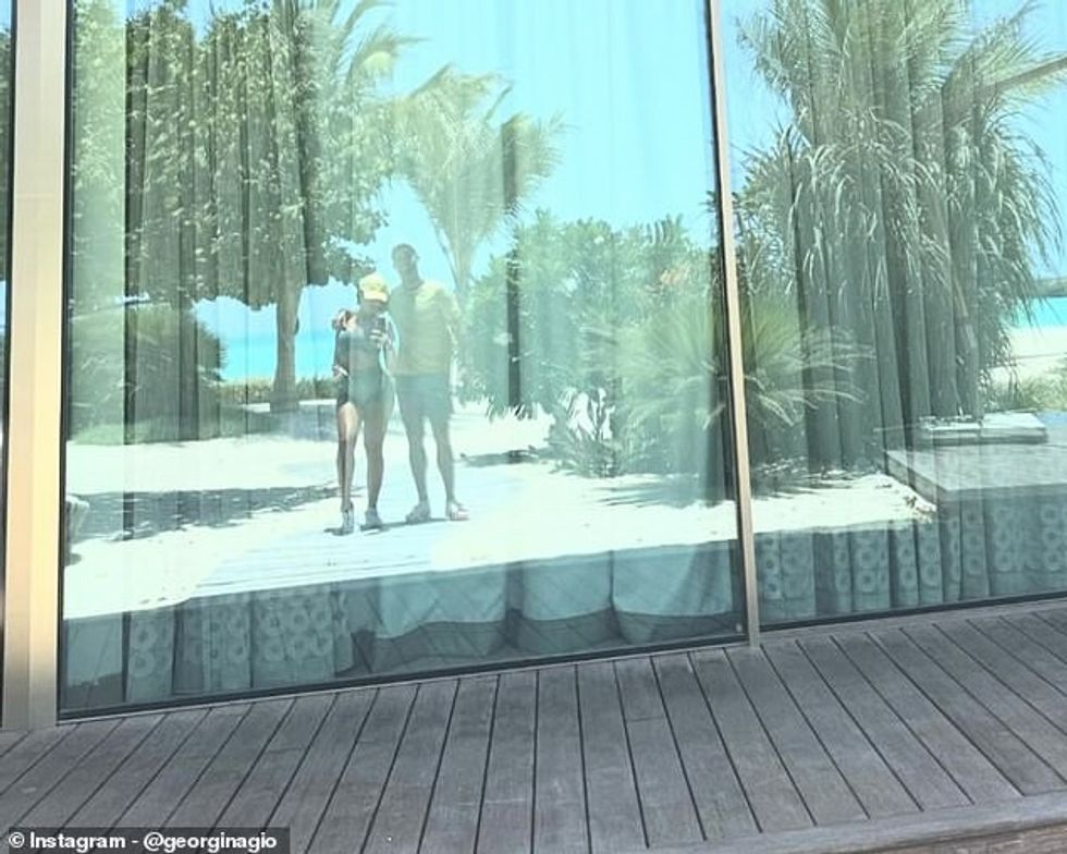 Më shumë fotografi përfshinin një të turbullt të fëmijës së saj dhe një selfie në pasqyrë të saj dhe Cristiano, 39, i cili vjen nga Portugalia.