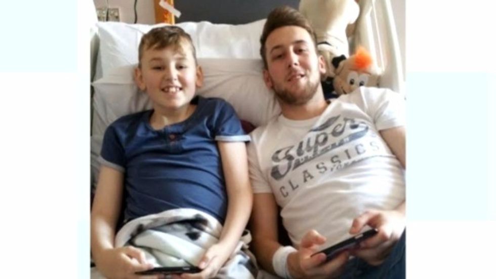 Me vëllanë e tij Bradin