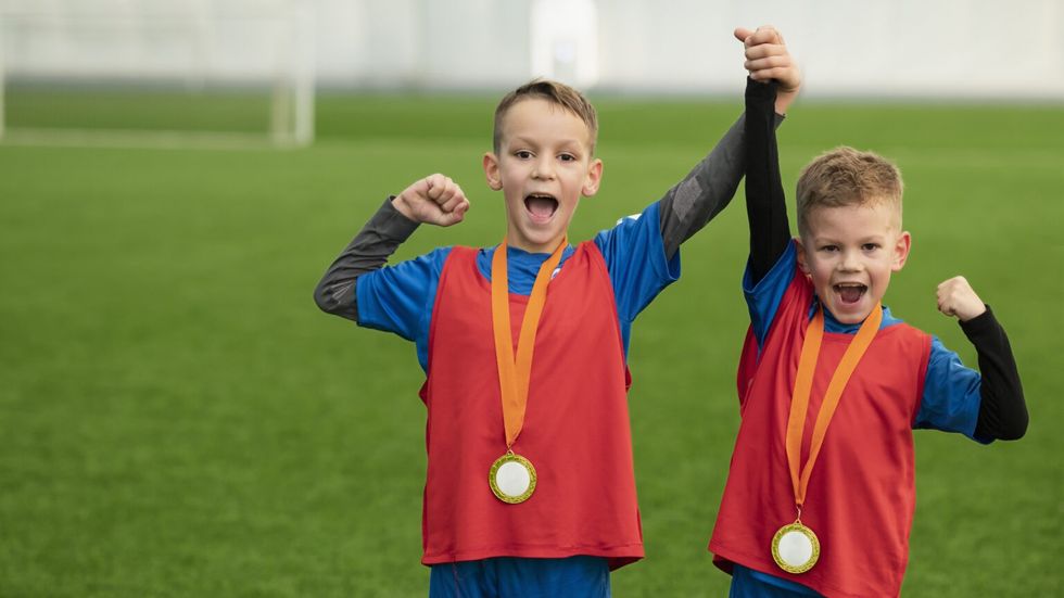 medium shot kids holding hands 1