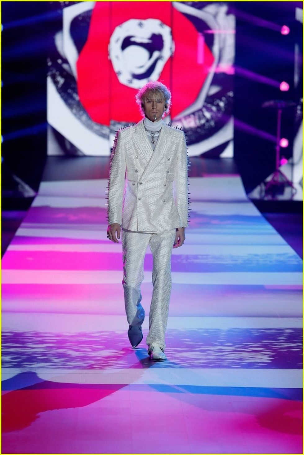 megan fox machine gun kelly dolce gabbana show 05