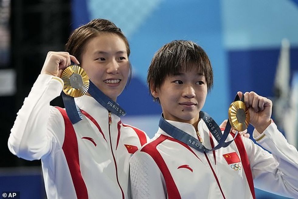 Megjithatë, atletët që e gjejnë veten në podium nuk do të marrin vetëm një medalje ari, me shumë vende që shpërndajnë çmime për yjet e tyre fitues të medaljeve