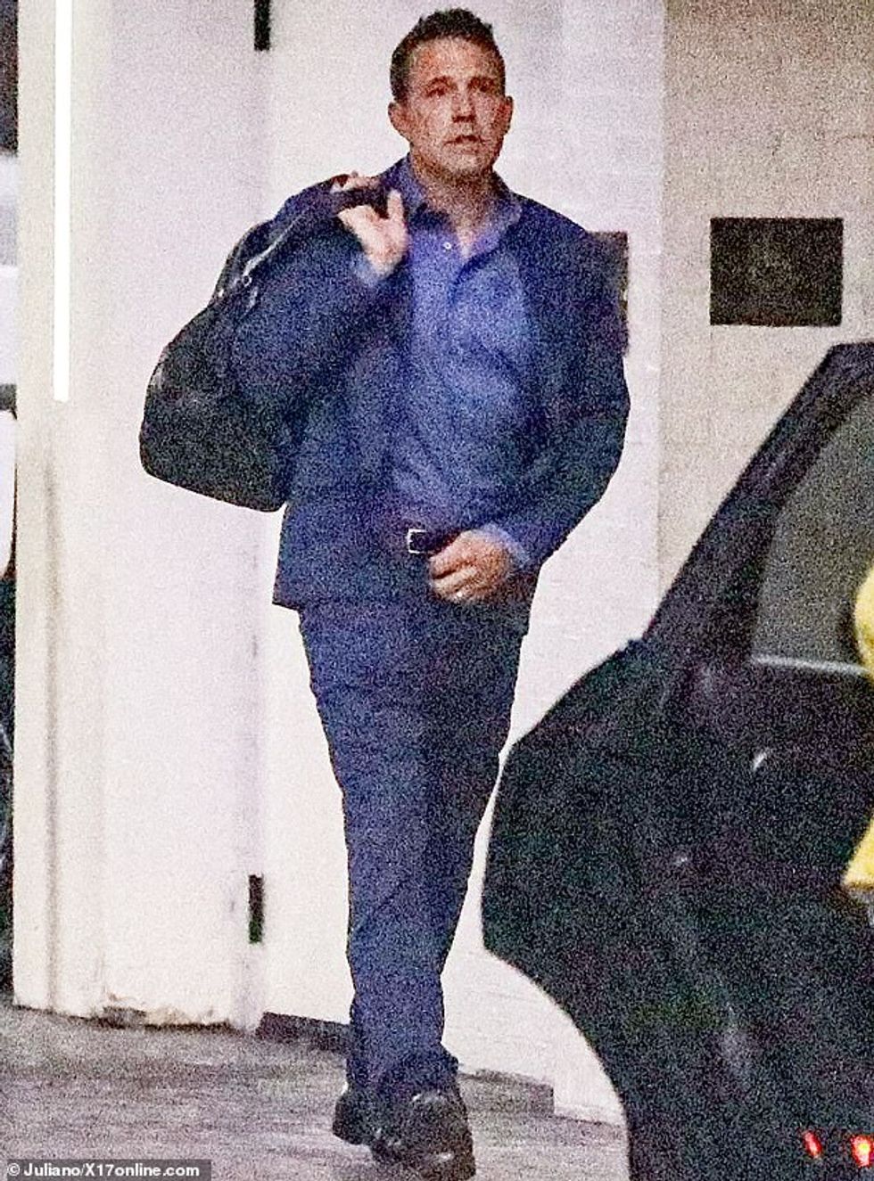 Megjithatë, kur ai u pa dhe rreth dy ditë më vonë, grupi i dasmës ishte rishfaqur në mënyrë të habitshme në gishtin e tij