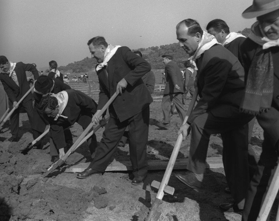 Mehmet Shehu demostron punen vullnetare me te rinjte.Librazhd 1977