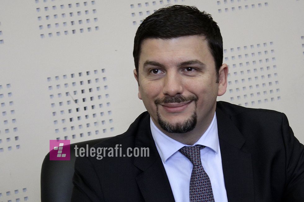 Memli Krasniqi raporton para Komisionit per Bujqesi Pylltari Mjedis e Planifikim Hapesinor - foto Ridvan Slivova (2)