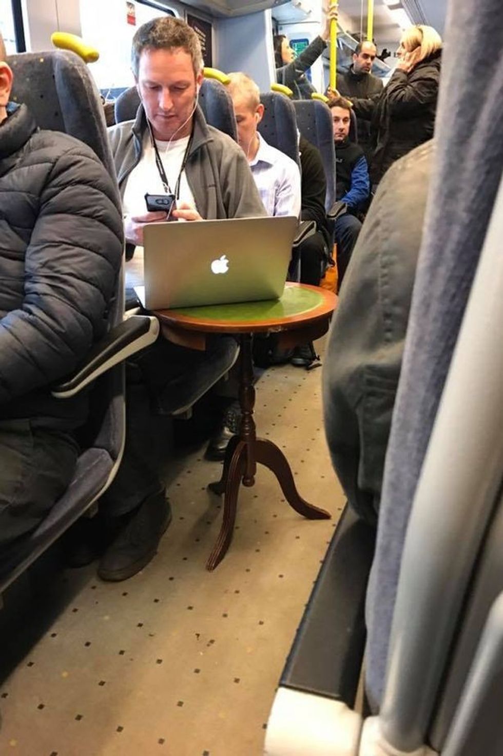 Mënyra e çuditshme për të përdorur llaptopin ne ulesen e ngushte te trenit foto 2