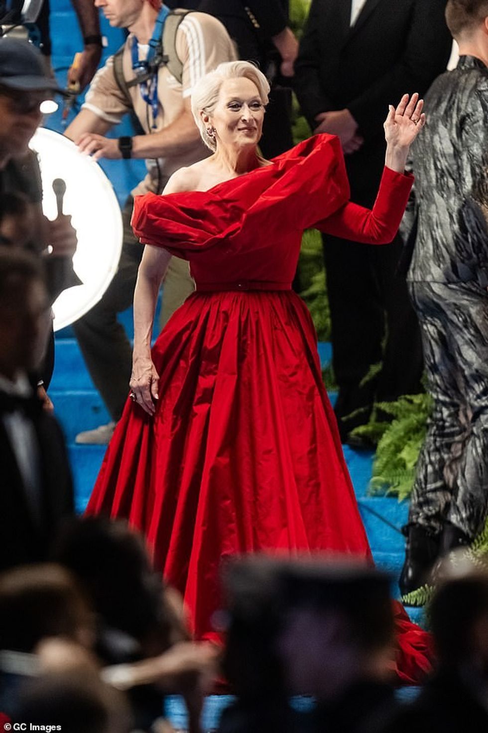 Meryl përshëndeti me dorë gjatë skenës, ndërsa ia plotësoi pamjen me vathë verbues.