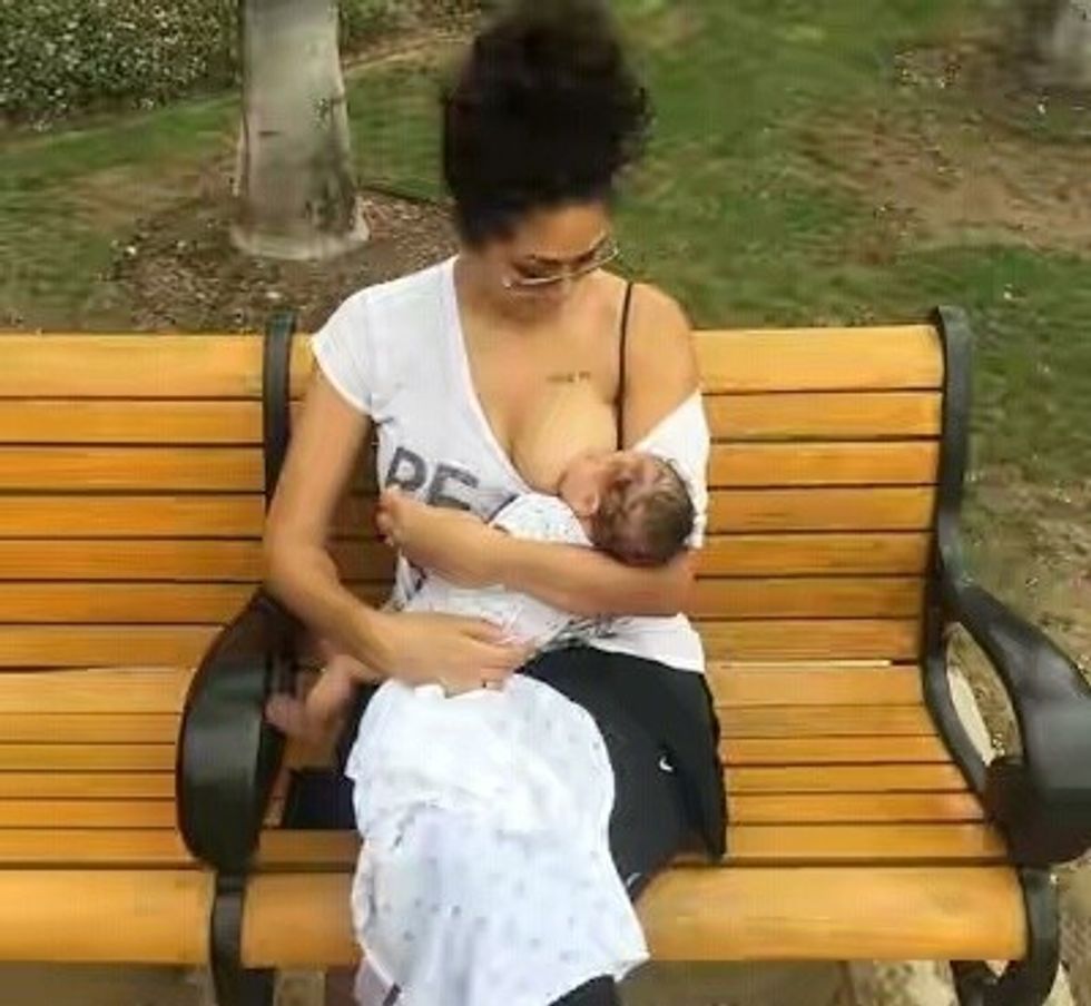 Mesazhi i nënës që ushqeu me gji fëmijën në publik foto 2