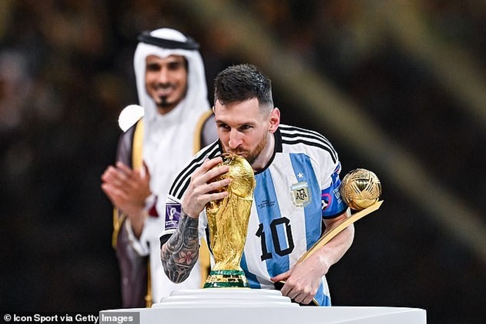 Messi, i cili fitoi Kupën e Botës me Argjentinën javën e kaluar, do të qëndrojë në PSG deri në vitin 2024.