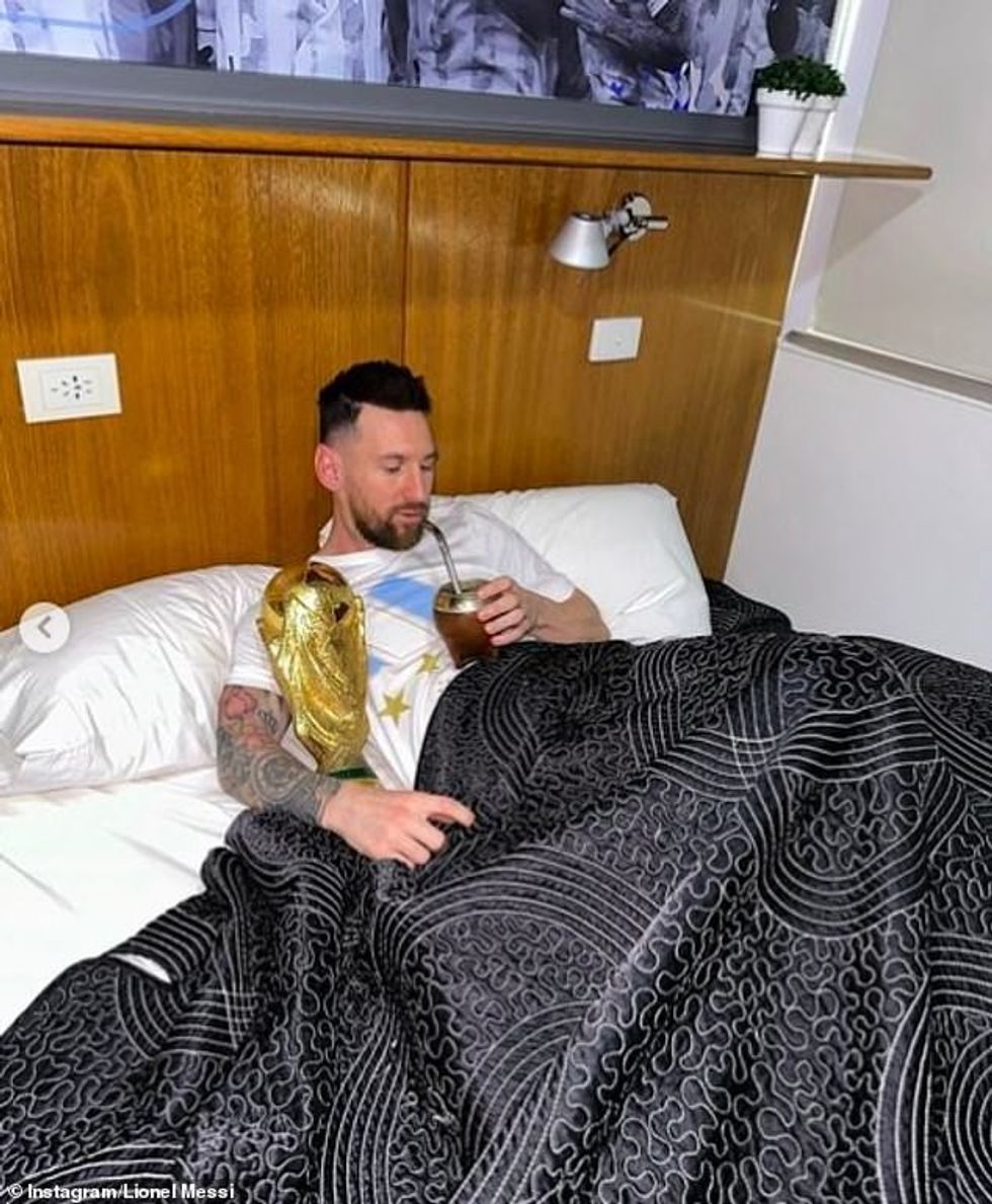 Messi mbajti trofeun e famshëm të arit teksa pinte një pije në mëngjes në dhomën e tij të hotelit