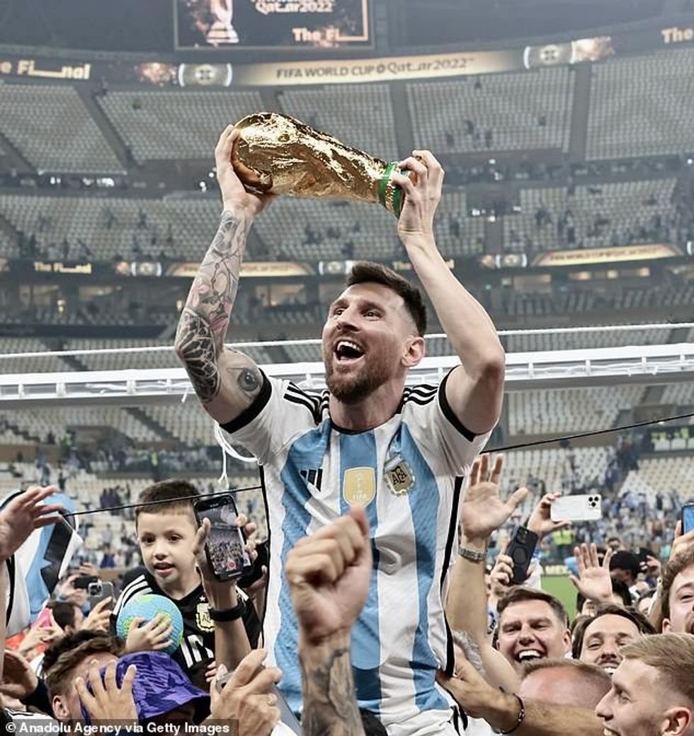Messi më vonë hoqi bishtin për të festuar me tifozët argjentinas gjithnjë mbresëlënës