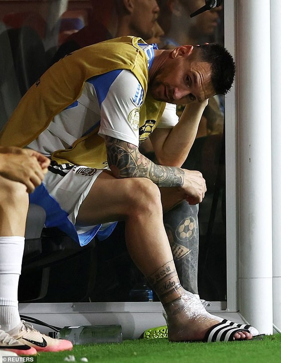 Messi u pa menjëherë duke gërryer kyçin e këmbës në stol, por ënjtja dukej e rëndë