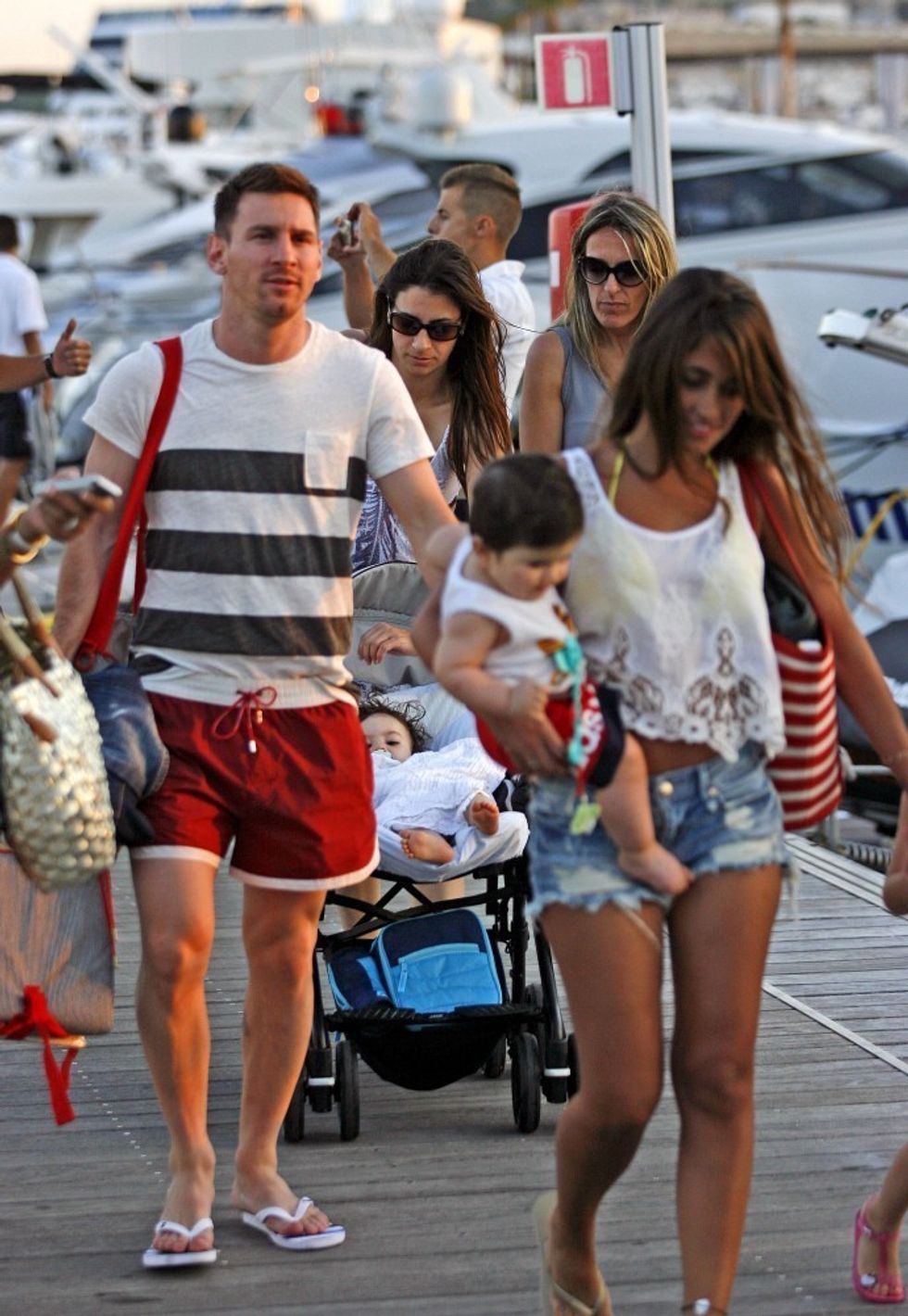 MessiandfamilyinIbizanfnwycXYonJx