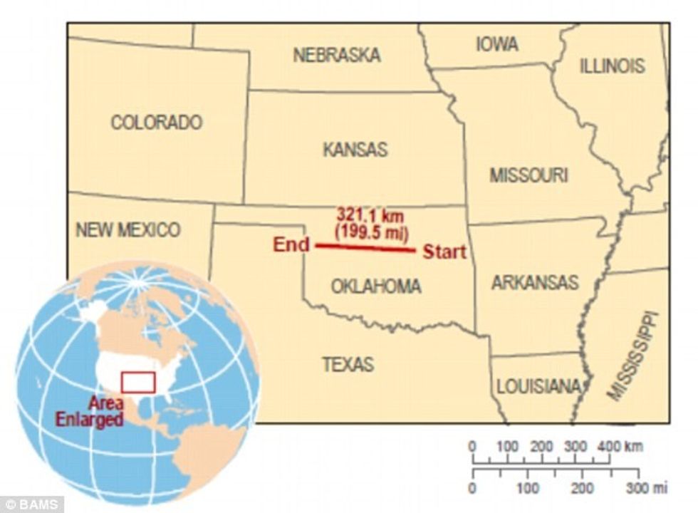 Meteorologët tregojnë për vetëtimën më të gjatë të regjistruar ndonjëherë foto 2