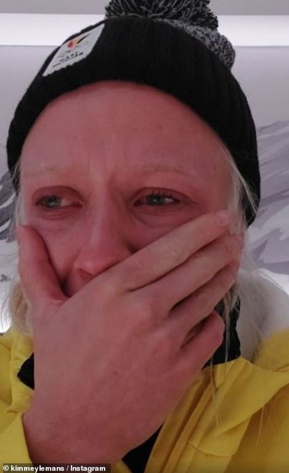 Meylemans u kthye nga një hotel karantinë në izolim në fshatin e sportistëve pasi ajo bëri një postim lotues në mediat sociale.