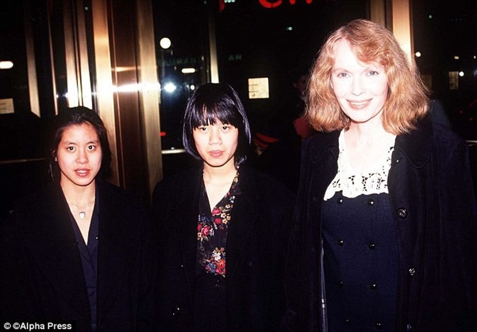 Mia Farrow dhe vajzat e adoptuara, Lark dhe Daisy.