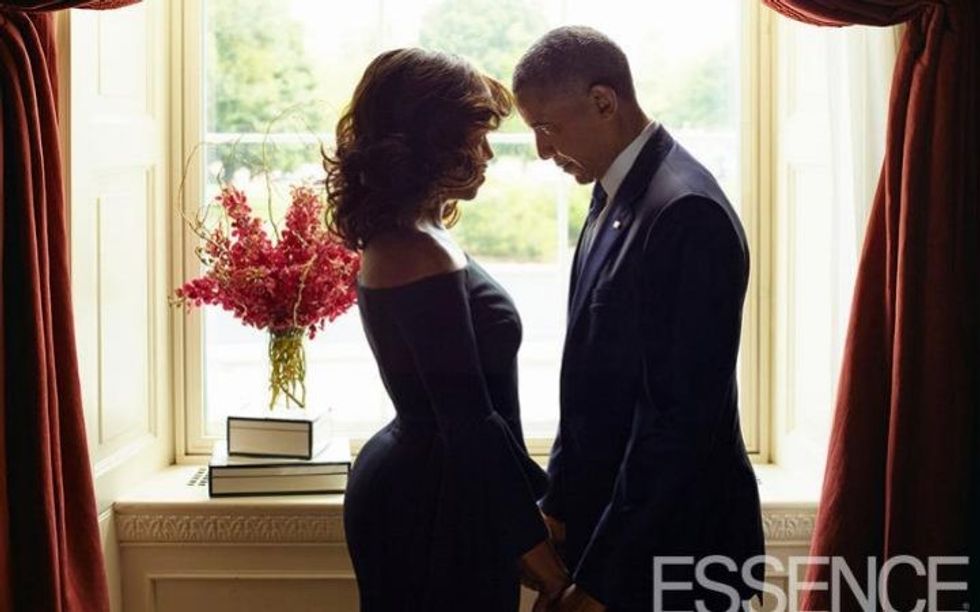 Michelle dhe Barack Obama, por në sy kanë rënë të pasmet e Zonjës së Parë, dhe për pak minuta kjo foto është shndërruar në sensacion në gjithë rrjetet sociale.