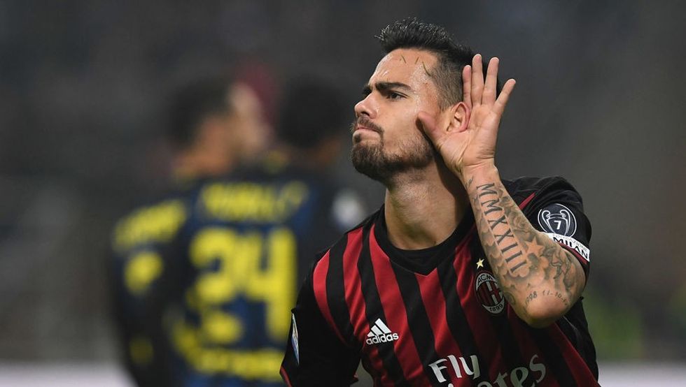 MILAN, ITALY - NOVEMBER 20: Fernandez Suso of AC Milan celebrates his second goal during the Serie A match between AC Milan and FC Internazionale at Stadio Giuseppe Meazza on November 20, 2016 in Milan, Italy. (Photo by Valerio Pennicino/Getty Images)