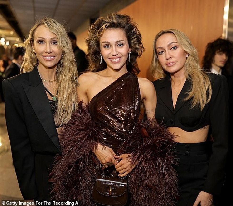 Miley Cyrus ka zbuluar se e kujt ishte ideja që ajo të kërcente kundër një shtylle metalike gjatë performancës së saj në 2009 Teen Choice Awards; LR Tish, Miley dhe Brandi Cyrus