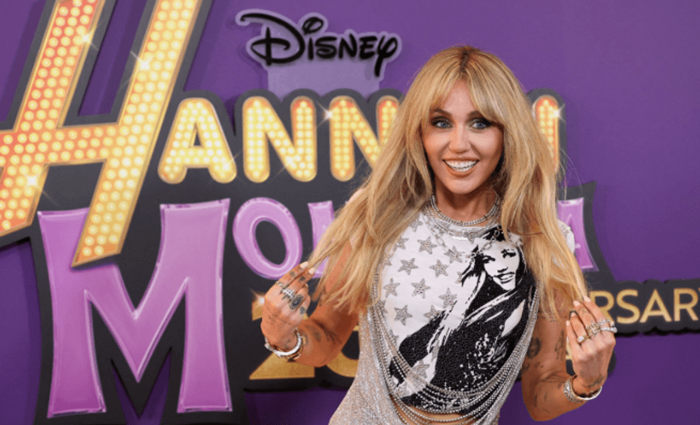 Miley Cyrus dhe yjet e tjerë festojnë 20-vjetorin e “Hannah Montana
