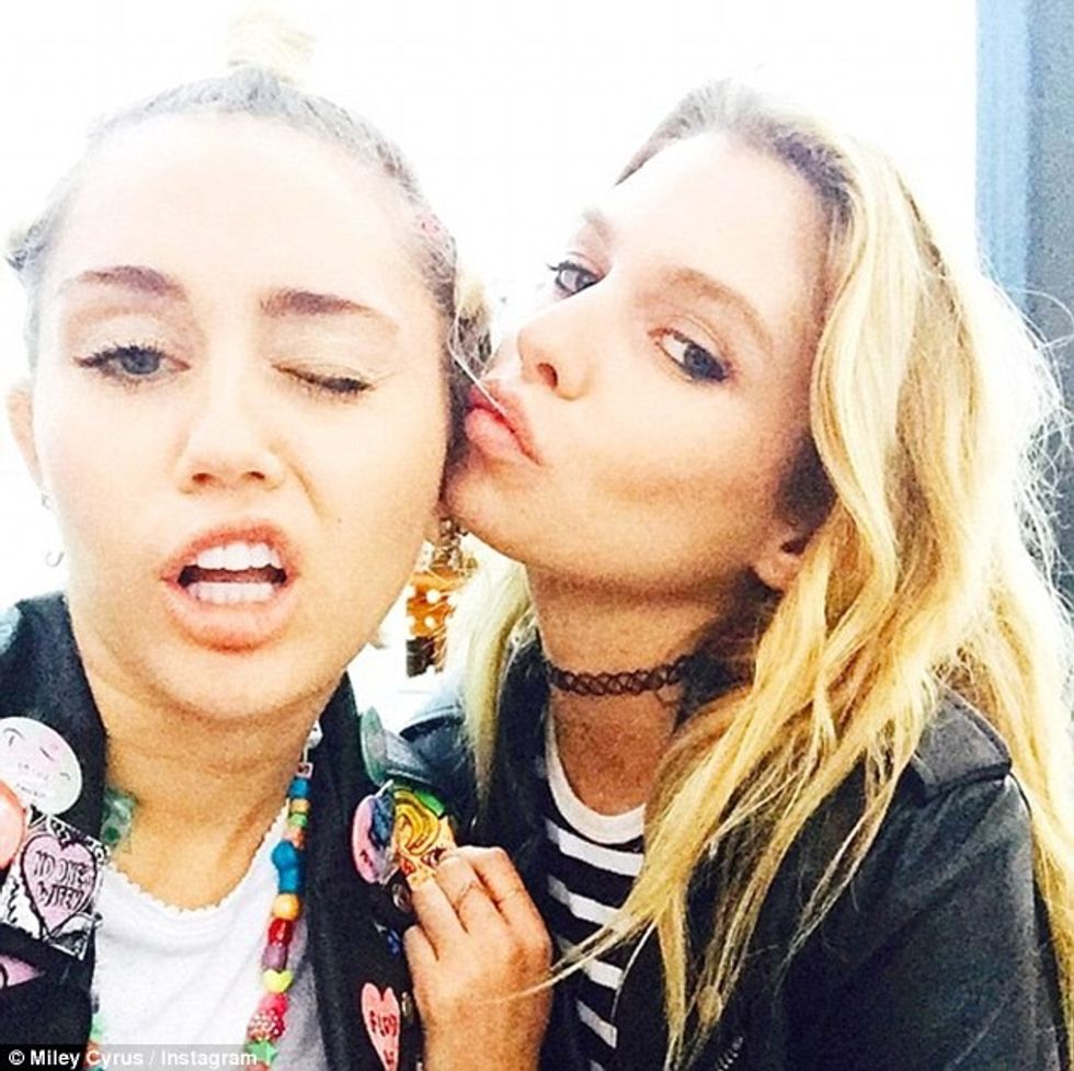 Miley ka qenë në lidhje dashurie me modelen Stella Maxwell.