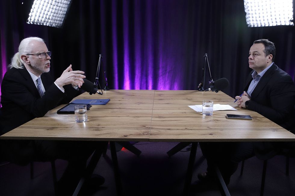 Ministri Lulu00ebzon Jagxhiu me kryredaktorin e Telegrafit, Muhamet Hajrullahu.