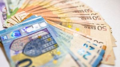 2017/10/euro-cash-many-euro-banknotes-of-different-values-euro--background_1391-1366.jpg