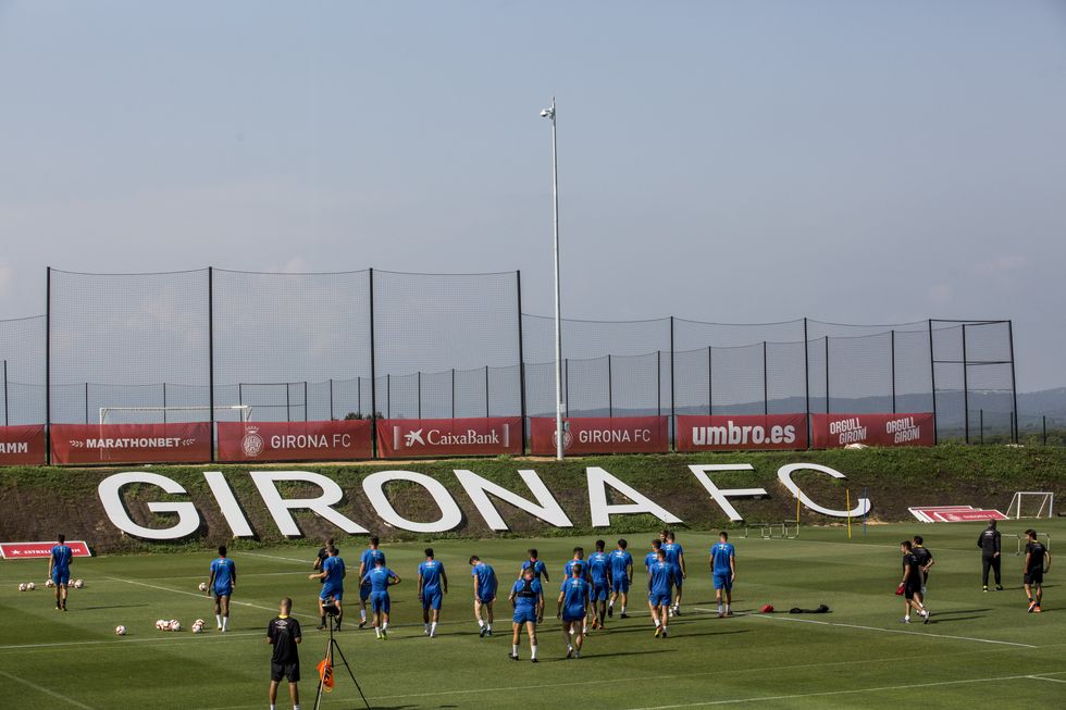 Minnows Girona po fluturon në krye të La Liga... pavarësisht se stërvitet në një fushë golfi të marrë me qira