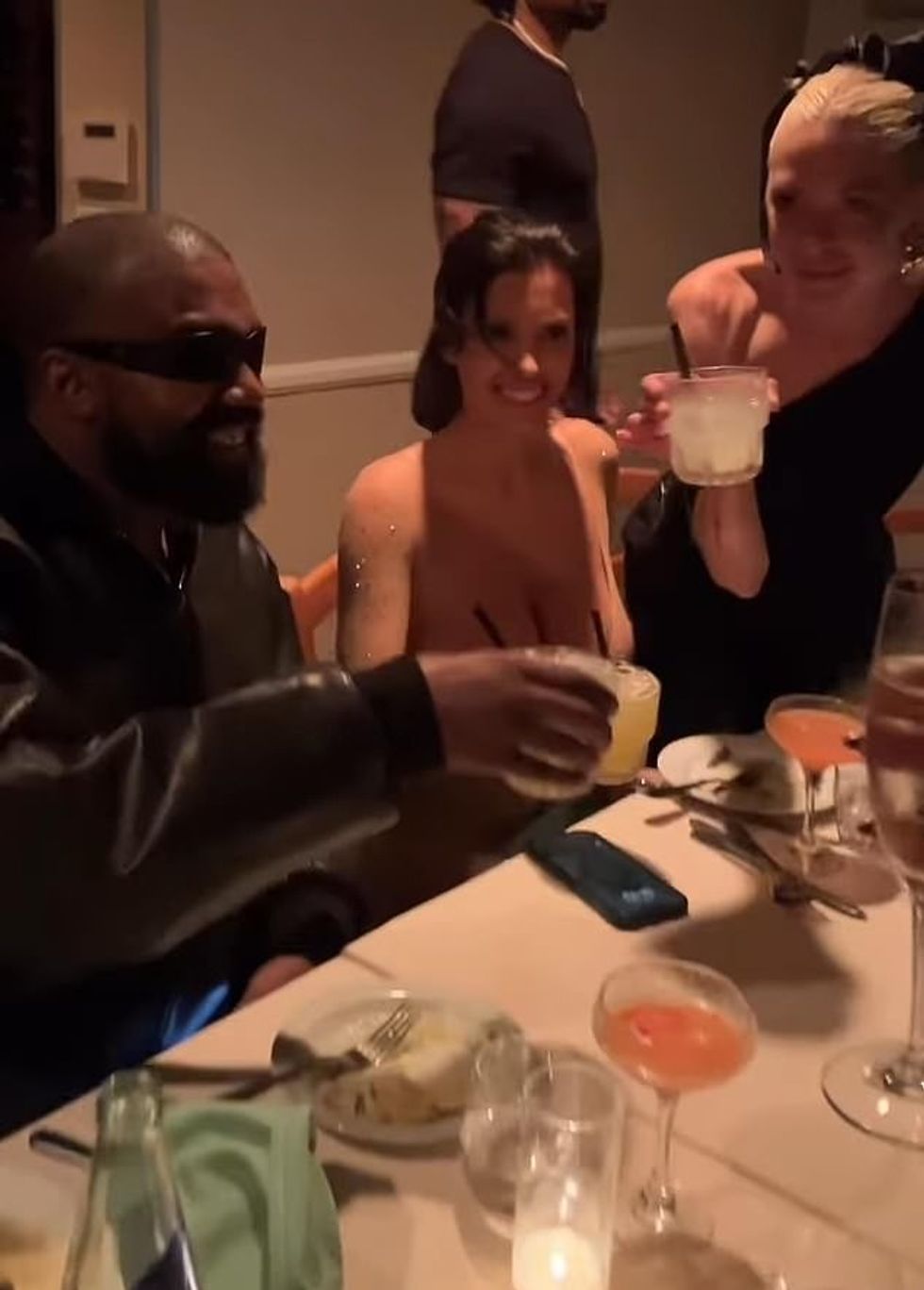 Miqtë ndanë një dolli gjatë darkës intime