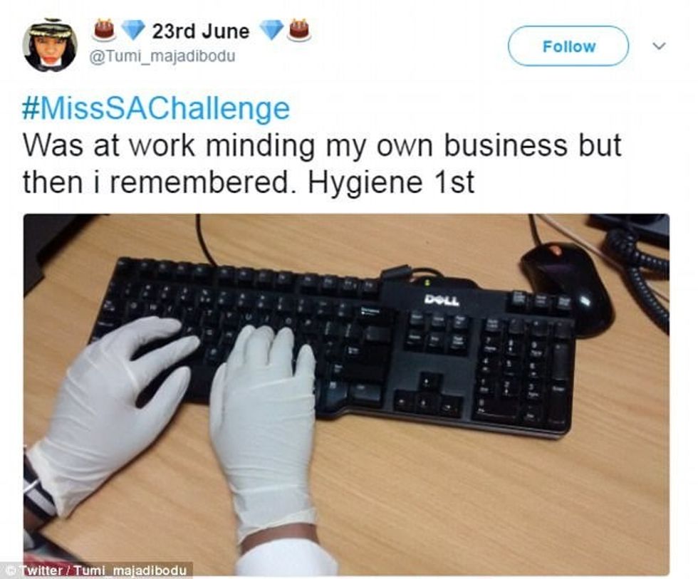 Miss Afrika e Jugut ushqeu me doreza fëmijët e sëmurë mahi dhe kritika ne drejtim te saj foto 2