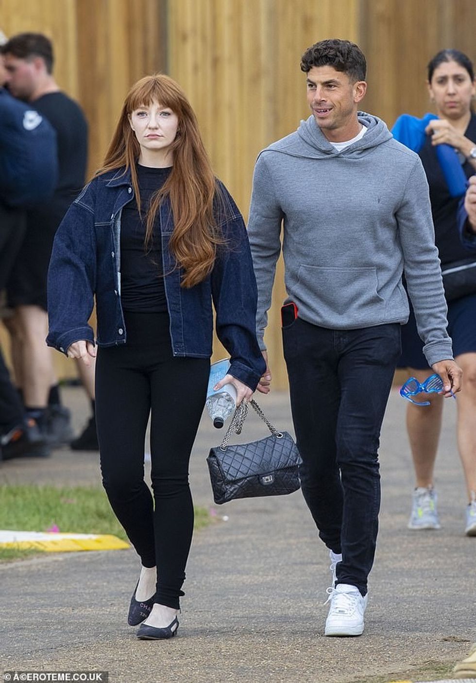 Mitch, i cili është një kontabilist dhe futbollist gjysmë-profesionist, u fotografua për herë të parë me Nicola në koncertin e Elton John në qershor 2022.