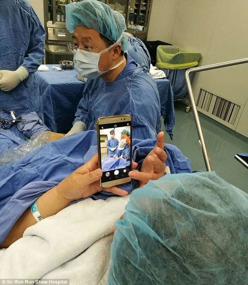 Mjekët lejuan pacienten të luaj me telefon gjatë operimit foto 2