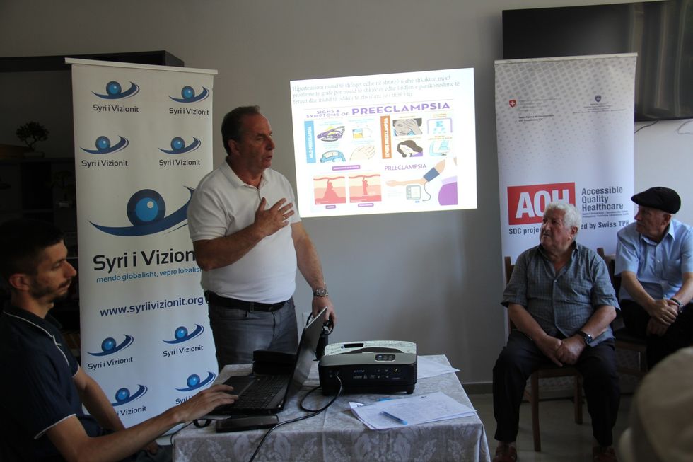 mjeku dhe pjesemarresit