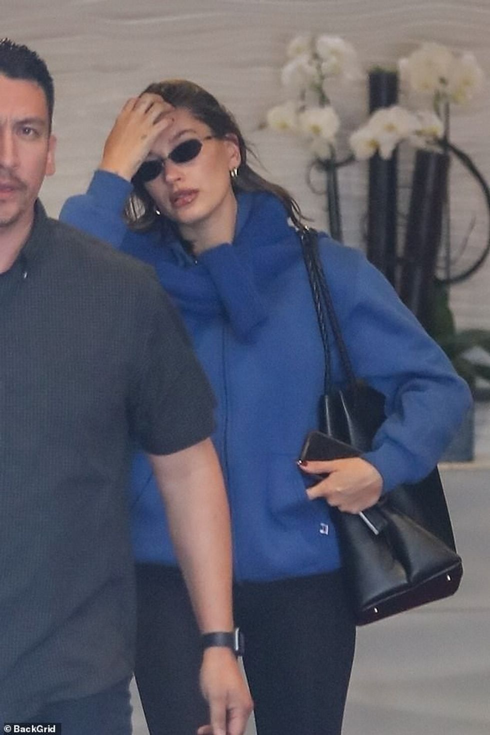 Modelja, 27 vjeç, e cila mirëpriti një djalë me burrin Justin tre javë më parë, preu një figurë të rastësishme teksa doli me një kapuç blu dhe dollakë të zeza.